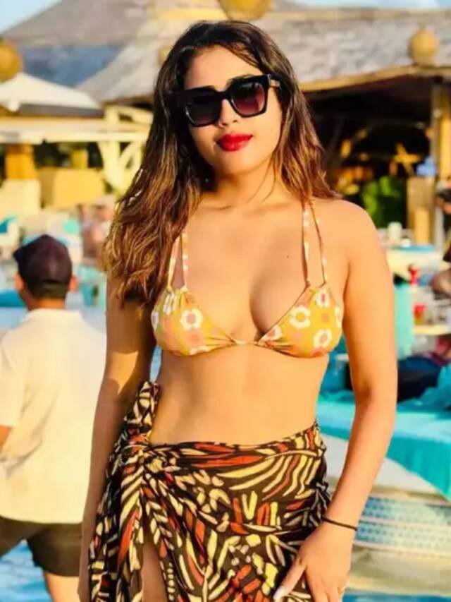 “ಅಮೃತಧಾರೆ” ನಟಿ ಸಾರಾ ಅಣ್ಣಯ್ಯ: ಬಿಕಿನಿ ಫೋಟೋಶೂಟ್‌ ವಿವಾದ